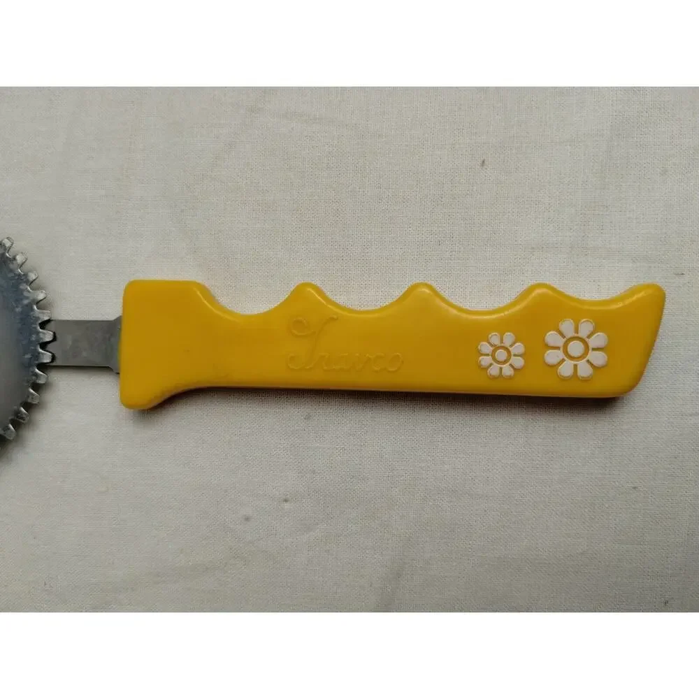 Vtg 60's Travco Hippie Daisy Flowers Yellow Kitchen Utensil Dough Pastry Cutter